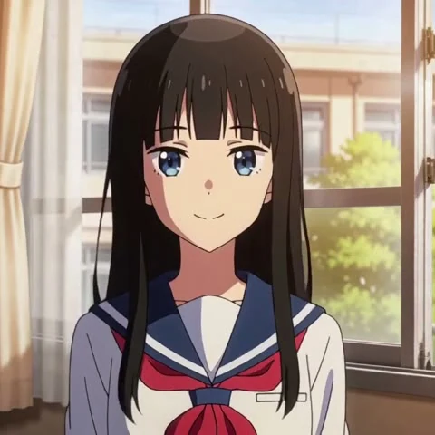 アニメのカット。ミナが教室の窓際で振り向いて「おはよう」と言って微笑む。朝の光。