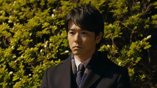 実写のカット。夜の公園のベンチ。男女が少し距離を置いて座っている。女性が「もう、戻れないんだよね」と言い、男性が長い間のあと「わかってる」と答える。遠くの街灯だけが光る。最後に二人とも黙って前を見る。