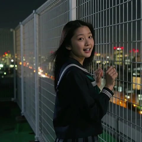 実写のカット。夜の屋上 · 制服の少女 · 実写