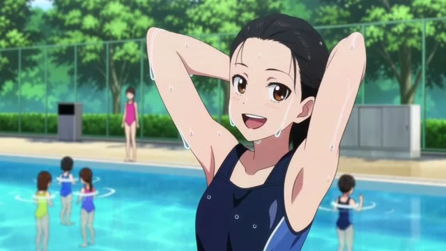 アニメのカット。夏のプール。紺のスクール水着の女子高生がプールサイドに立ち、髪をしぼりながらこちらを見て「次、あなたの番」と笑う。水しぶきと蝉の声。