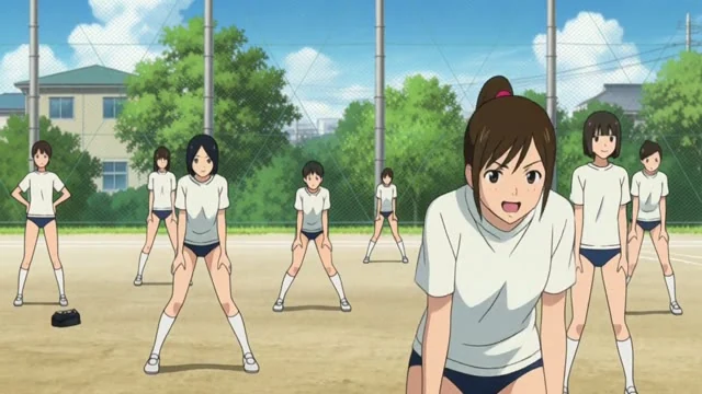 アニメのカット。体育の授業。体操服と紺のブルマの女子高生たちが校庭で準備体操をしている。手前の一人が屈伸しながら「いち、に、さん、し」と号令をかける。笛の音。
