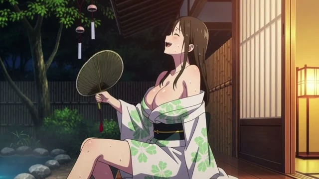 アニメのカット。温泉宿の夜。湯上がりで浴衣がはだけた女性が縁側に座り、うちわで首元をあおぎながら「のぼせちゃった」と笑う。風鈴と虫の声。